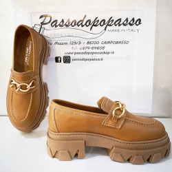 PASSODOPOPASSO - Mocassino cuoio con zeppa e catena